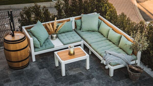Gartenmöbel modern, besonders und aus Massivholz. Auf einer Terrasse dekoriert als Set aneinander gestellt