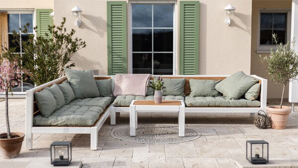 Große Lounge aus Holz für die Terrasse oder den Garten